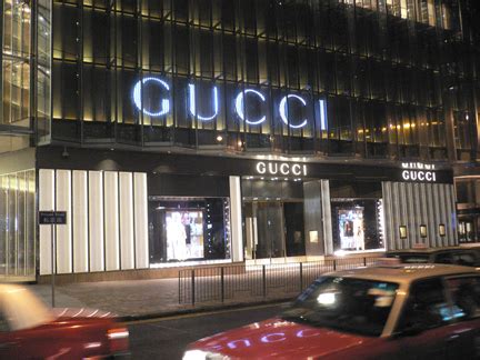 gucci store queens plaza